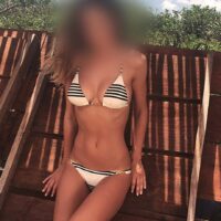 femme naturiste a Arles 