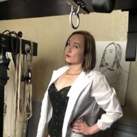 Maîtresse extrême à Marseille cherche soumis à fouetter, goder, pisser dessus et dresser